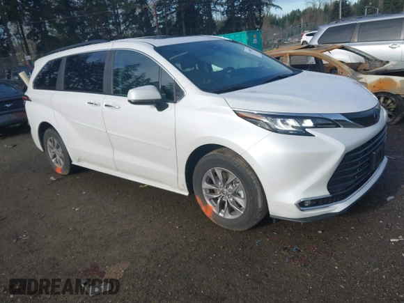 2023 Toyota Sienna XLE with VIN 5TDJSKFC8PS099539, listed as a IAAI auction lot 41284033 with 13,514 mi miles. Bid and sale history available at carsss.com. Image 1.