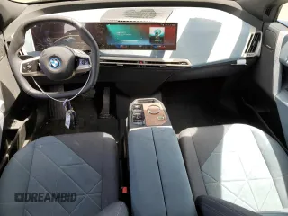 2023 BMW iX xDrive50 z VIN WB523CF03PCM09655, wystawiony jako Copart lot #52922124 z przebiegiem 3159 mil mil oraz . Historia ofert i sprzedaży dostępna na DreamBid. Obrazek 8.