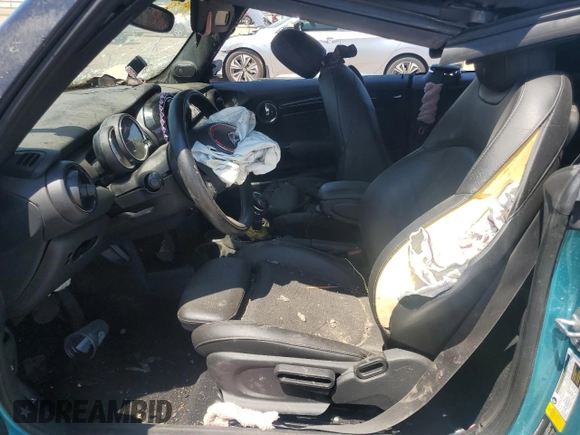 2017 MINI Convertible Cooper z VIN WMWWG5C33H3C99423, wystawiony jako Copart lot #61426325 z przebiegiem Nie podano mil oraz Nie do naprawy • Non repairable. Historia ofert i sprzedaży dostępna na DreamBid. Obrazek 7.