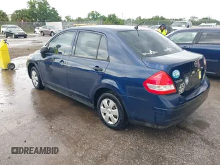 2009 Nissan Versa 1.6 z VIN 3N1CC11E69L483145, wystawiony jako IAAI lot #42240252 z przebiegiem 136 776 mil mil oraz . Historia ofert i sprzedaży dostępna na DreamBid. Obrazek 3.