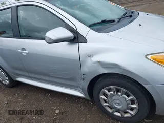 2006 Scion xA z VIN JTKKT624560147788, wystawiony jako IAAI lot #42327138 z przebiegiem 136 968 mil mil oraz . Historia ofert i sprzedaży dostępna na DreamBid. Obrazek 6.