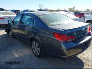 2008 Toyota Avalon XL z VIN 4T1BK36B48U318961, wystawiony jako IAAI lot #39317874 z przebiegiem 334 707 mil mil oraz . Historia ofert i sprzedaży dostępna na DreamBid. Obrazek 3.