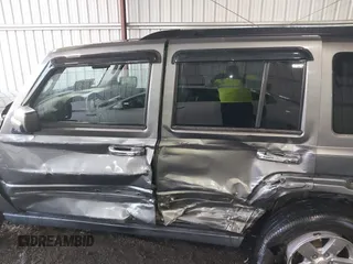 2008 Jeep Commander Sport z VIN 1J8HH48K08C167681, wystawiony jako IAAI lot #41822546 z przebiegiem 155 572 mil mil oraz . Historia ofert i sprzedaży dostępna na DreamBid. Obrazek 14.
