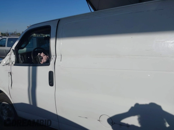 2020 Chevrolet Express Cargo z VIN 1GCWGAFP0L1242088, wystawiony jako IAAI lot #42145895 z przebiegiem Nie podano mil oraz . Historia ofert i sprzedaży dostępna na DreamBid. Obrazek 13.