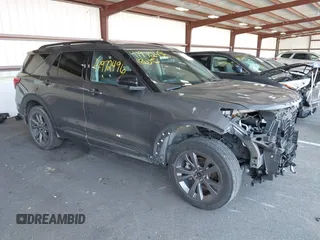 2022 Ford Explorer XLT z VIN 1FMSK8DH9NGA85366, wystawiony jako IAAI lot #41972496 z przebiegiem 51 493 mil mil oraz . Historia ofert i sprzedaży dostępna na DreamBid. Obrazek 1.
