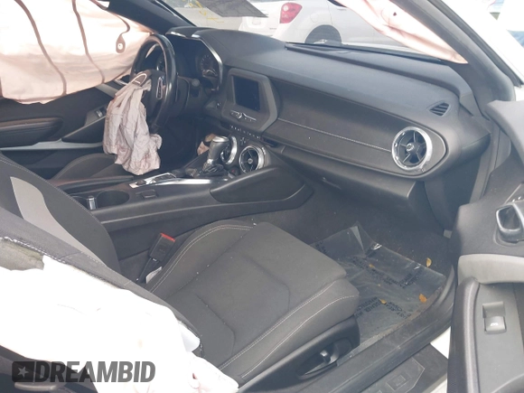 2021 Chevrolet Camaro 1LS z VIN 1G1FB1RX1M0101783, wystawiony jako IAAI lot #42095549 z przebiegiem 61 395 mil mil oraz . Historia ofert i sprzedaży dostępna na DreamBid. Obrazek 5.