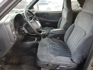 2001 Chevrolet Blazer LS z VIN 1GNCT18W71K130129, wystawiony jako Copart lot #85113764 z przebiegiem 65 992 mil mil oraz Czysty tytuł • Clean title. Historia ofert i sprzedaży dostępna na DreamBid. Obrazek 7.