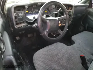 2000 Chevrolet S-10 LS with VIN 1GCCS1446YK180031, listed as a Copart auction lot 84048394 with 140,932 mi miles and Salvage Title. Bid and sale history available at carsss.com. Image 8.
