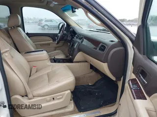 2011 GMC Yukon XL Denali z VIN 1GKS2MEF5BR178383, wystawiony jako IAAI lot #42331419 z przebiegiem 247 193 mil mil oraz . Historia ofert i sprzedaży dostępna na DreamBid. Obrazek 5.
