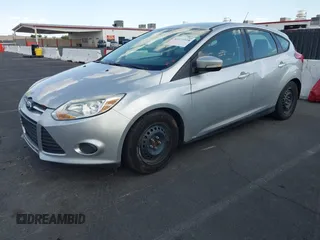 2014 Ford Focus SE z VIN 1FADP3K27EL113632, wystawiony jako IAAI lot #42271518 z przebiegiem 111 687 mil mil oraz . Historia ofert i sprzedaży dostępna na DreamBid. Obrazek 2.