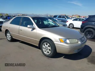 1999 Toyota Camry LE z VIN JT2BF28K5X0197470, wystawiony jako IAAI lot #42119877 z przebiegiem 176 080 mil mil oraz . Historia ofert i sprzedaży dostępna na DreamBid. Obrazek 1.