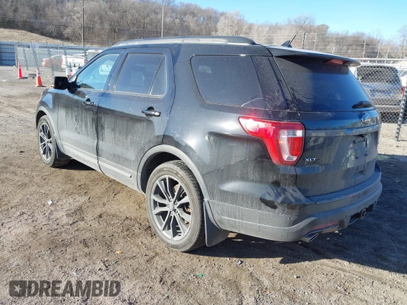 2018 Ford Explorer XLT z VIN 1FM5K8D88JGC03818, wystawiony jako IAAI lot #41449995 z przebiegiem 126 000 mil mil oraz . Historia ofert i sprzedaży dostępna na DreamBid. Obrazek 3.