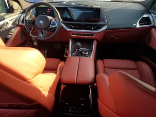2023 BMW XM z VIN 5YM23CS0XP9S15459, wystawiony jako Copart lot #74934504 z przebiegiem 14 156 mil mil oraz Szkody całkowita. Historia ofert i sprzedaży dostępna na DreamBid. Obrazek 8.