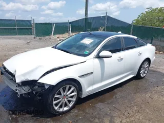 2016 Jaguar XJ R-Sport z VIN SAJWJ1CD6G8V95512, wystawiony jako IAAI lot #42428982 z przebiegiem 128 668 mil mil oraz . Historia ofert i sprzedaży dostępna na DreamBid. Obrazek 18.