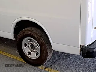 2020 Chevrolet Express Cargo z VIN 1GCWGAFG9L1253235, wystawiony jako IAAI lot #42580142 z przebiegiem 77 857 mil mil oraz . Historia ofert i sprzedaży dostępna na DreamBid. Obrazek 1.
