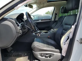 2016 Volkswagen Touareg Sport with VIN WVGEF9BPXGD010830, listed as a Copart auction lot 58663734 with 148,091 mi miles and Salvage Title. Bid and sale history available at DreamBid. Image 7.