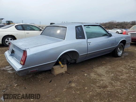 1988 Chevrolet Monte Carlo z VIN 1G1GZ11G5JP105897, wystawiony jako Copart lot #51135095 z przebiegiem 54 915 mil mil oraz Szkody całkowita. Historia ofert i sprzedaży dostępna na DreamBid. Obrazek 3.