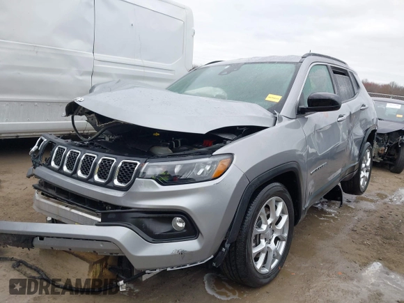 2023 Jeep Compass Latitude Lux z VIN 3C4NJDFN4PT530739, wystawiony jako IAAI lot #42038351 z przebiegiem 32 574 mil mil oraz . Historia ofert i sprzedaży dostępna na DreamBid. Obrazek 18.
