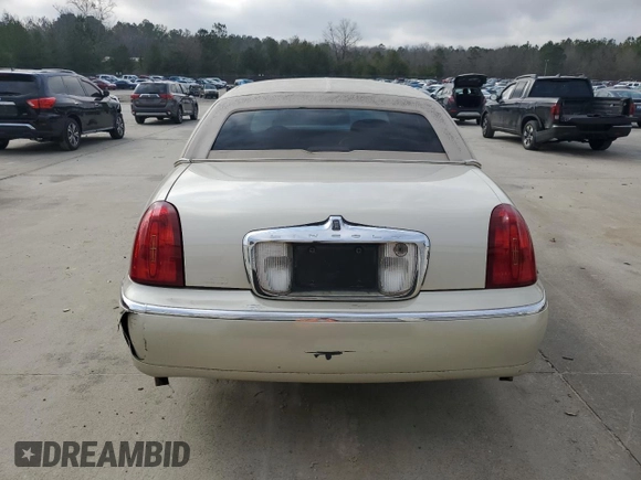 2002 Lincoln Town Car Cartier z VIN 1LNHM83W12Y622791, wystawiony jako Copart lot #43132885 z przebiegiem Nie podano mil oraz Szkody całkowita. Historia ofert i sprzedaży dostępna na DreamBid. Obrazek 6.