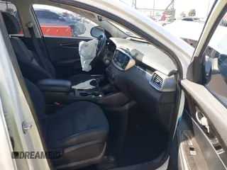 2017 Kia Sorento LX z VIN 5XYPG4A34HG250888, wystawiony jako IAAI lot #41993205 z przebiegiem 58 317 mil mil oraz . Historia ofert i sprzedaży dostępna na DreamBid. Obrazek 5.