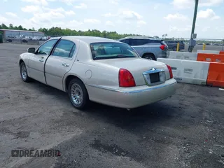 2001 Lincoln Town Car Cartier z VIN 1LNHM83W81Y688740, wystawiony jako IAAI lot #42526475 z przebiegiem 256 179 mil mil oraz . Historia ofert i sprzedaży dostępna na DreamBid. Obrazek 3.