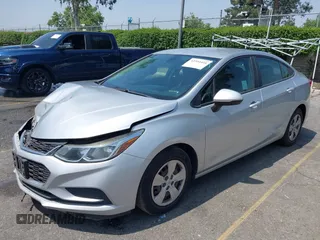 2017 Chevrolet Cruze LS z VIN 1G1BC5SM6H7121852, wystawiony jako IAAI lot #42354416 z przebiegiem 186 246 mil mil oraz . Historia ofert i sprzedaży dostępna na DreamBid. Obrazek 2.