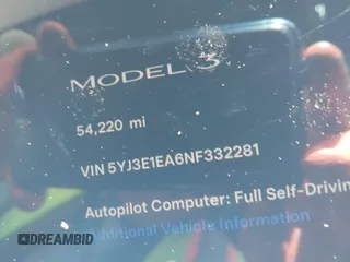 2022 Tesla Model 3 z VIN 5YJ3E1EA6NF332281, wystawiony jako IAAI lot #42198946 z przebiegiem 54 220 mil mil oraz . Historia ofert i sprzedaży dostępna na DreamBid. Obrazek 15.