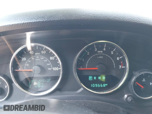 2015 Jeep Wrangler Unlimited Rubicon z VIN 1C4BJWFGXFL755810, wystawiony jako IAAI lot #42495531 z przebiegiem 109 668 mil mil oraz . Historia ofert i sprzedaży dostępna na DreamBid. Obrazek 7.