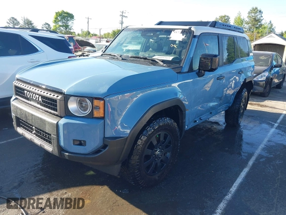 2024 Toyota Land Cruiser z VIN JTEABFAJ7RK003144, wystawiony jako IAAI lot #42040885 z przebiegiem 4 749 mil mil oraz . Historia ofert i sprzedaży dostępna na DreamBid. Obrazek 2.