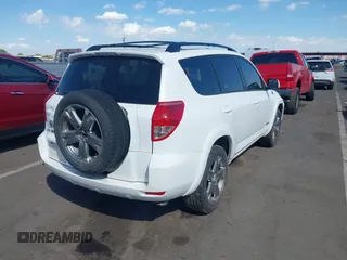 2008 Toyota RAV4 Sport z VIN JTMZK32V186011898, wystawiony jako IAAI lot #40380953 z przebiegiem 212 371 mil mil oraz . Historia ofert i sprzedaży dostępna na DreamBid. Obrazek 4.