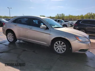 2014 Chrysler 200 Touring z VIN 1C3CCBBB7EN137644, wystawiony jako Copart lot #56254025 z przebiegiem 86 487 mil mil oraz Szkody całkowita. Historia ofert i sprzedaży dostępna na DreamBid. Obrazek 4.