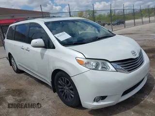 2016 Toyota Sienna XLE z VIN 5TDYK3DC4GS702638, wystawiony jako IAAI lot #42255793 z przebiegiem 124 977 mil mil oraz . Historia ofert i sprzedaży dostępna na DreamBid. Obrazek 1.