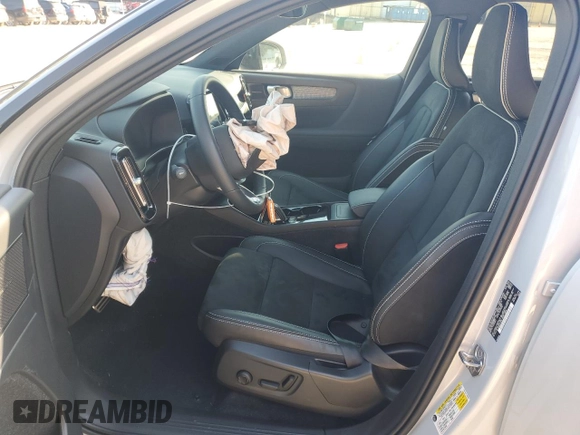 2022 Volvo XC40 Twin Plus z VIN YV4ED3UR3N2640345, wystawiony jako Copart lot #74648914 z przebiegiem 11 863 mil mil oraz Szkoda całkowita • Salvage title. Historia ofert i sprzedaży dostępna na DreamBid. Obrazek 7.