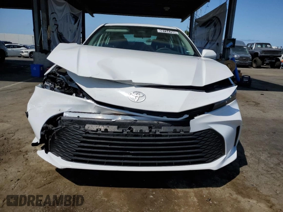 2025 Toyota Camry LE z VIN 4T1DAACK9SU061095, wystawiony jako Copart lot #59724705 z przebiegiem 9 032 mil mil oraz Czysty tytuł • Clean title. Historia ofert i sprzedaży dostępna na DreamBid. Obrazek 5.