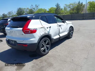 2022 Volvo XC40 R-Design with VIN YV4162UM1N2739706, listed as a IAAI auction lot 42193001 with 15,579 mi miles and . Bid and sale history available at DreamBid. Image 4.