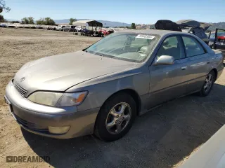 1998 Lexus ES 300 Luxury Sport Sdn with VIN JT8BF28G8W5026683, listed as a Copart auction lot 70980304 with 193,357 mi miles and Salvage Title. Bid and sale history available at carsss.com. Image 1.