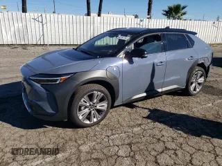 2023 Subaru Solterra Premium z VIN JTMABABA6PA011731, wystawiony jako Copart lot #40254754 z przebiegiem 5 909 mil mil oraz . Historia ofert i sprzedaży dostępna na DreamBid. Obrazek 1.