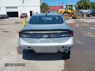 2025 Hyundai Sonata SEL z VIN KMHL64JAXSA452153, wystawiony jako IAAI lot #42481619 z przebiegiem 9 287 mil mil oraz . Historia ofert i sprzedaży dostępna na DreamBid. Obrazek 16.