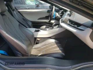 2016 BMW i8 z VIN WBY2Z2C53GV675600, wystawiony jako Copart lot #51118821 z przebiegiem 2 470 mil mil oraz Czysty tytuł • Clean title. Historia ofert i sprzedaży dostępna na DreamBid. Obrazek 5.