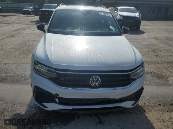 2024 Volkswagen Tiguan SE R-Line Black with VIN 3VV8B7AX4RM067827, listed as a Copart auction lot 62585995 with 6,166 mi miles and Salvage title. Bid and sale history available at DreamBid. Image 5.