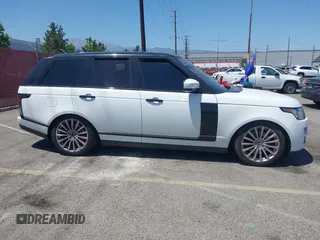 2017 Land Rover Range Rover z VIN SALGR2FVXHA377114, wystawiony jako IAAI lot #42283510 z przebiegiem 69 846 mil mil oraz . Historia ofert i sprzedaży dostępna na DreamBid. Obrazek 13.