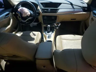2014 BMW X1 sDrive28i z VIN WBAVM1C52EVW51919, wystawiony jako Copart lot #52282325 z przebiegiem Nie podano mil oraz Szkody całkowita. Historia ofert i sprzedaży dostępna na DreamBid. Obrazek 8.