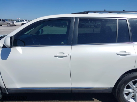 2013 Toyota Highlander with VIN 5TDZK3EH3DS132898, listed as a IAAI auction lot 41992862 with 140,525 mi miles. Bid and sale history available at carsss.com. Image 14.