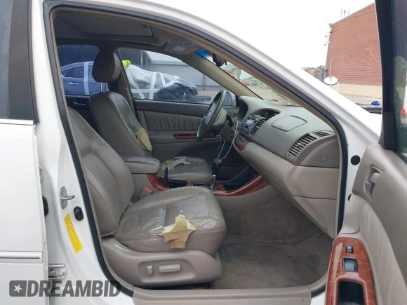 2003 Toyota Camry LE z VIN JTDBF30K530148403, wystawiony jako IAAI lot #41688346 z przebiegiem 299 143 mil mil oraz . Historia ofert i sprzedaży dostępna na DreamBid. Obrazek 5.