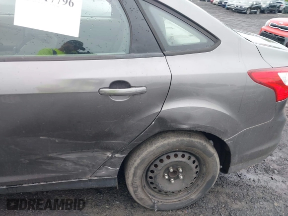 2012 Ford Focus SE z VIN 1FAHP3F29CL442731, wystawiony jako IAAI lot #42517796 z przebiegiem 148 728 mil mil oraz . Historia ofert i sprzedaży dostępna na DreamBid. Obrazek 6.