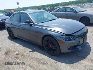 2013 BMW 3 Series 328i xDrive z VIN WBA3B5G54DNS00777, wystawiony jako IAAI lot #42433605 z przebiegiem 196 092 mil mil oraz . Historia ofert i sprzedaży dostępna na DreamBid. Obrazek 1.