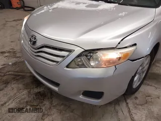2010 Toyota Camry z VIN 4T4BF3EK4AR021612, wystawiony jako IAAI lot #41308791 z przebiegiem 329 133 mil mil oraz . Historia ofert i sprzedaży dostępna na DreamBid. Obrazek 6.