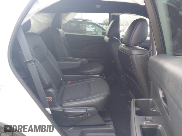 2023 Nissan Pathfinder SV z VIN 5N1DR3BD7PC272056, wystawiony jako IAAI lot #42184186 z przebiegiem 31 923 mil mil oraz . Historia ofert i sprzedaży dostępna na DreamBid. Obrazek 8.