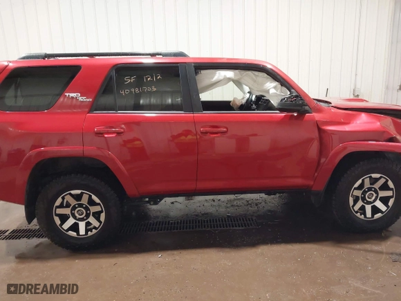 2022 Toyota 4Runner TRD Off Road with VIN JTEPU5JR1N6051181, listed as a IAAI auction lot 40981703 with 45,948 mi miles. Bid and sale history available at carsss.com. Image 13.