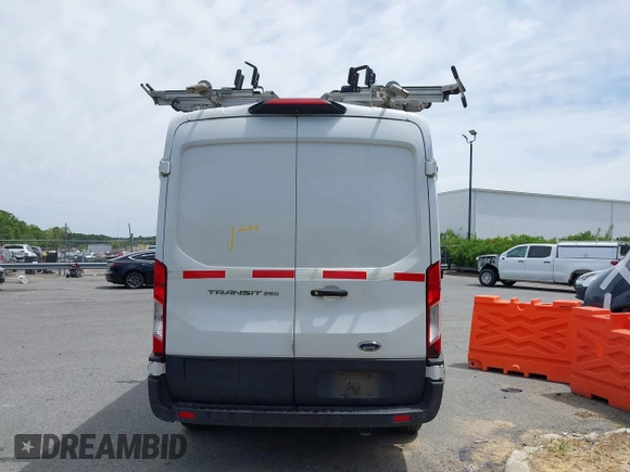 2019 Ford Transit z VIN 1FTYR1CM7KKB27266, wystawiony jako IAAI lot #42290305 z przebiegiem 129 746 mil mil oraz . Historia ofert i sprzedaży dostępna na DreamBid. Obrazek 16.